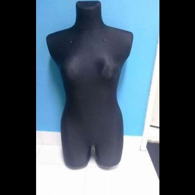 Manequim feminino preto em tecido liso