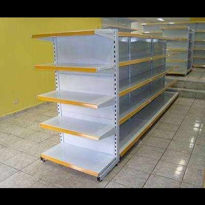 prateleiras metálicas brancas com bordas amarelas num espaço interior