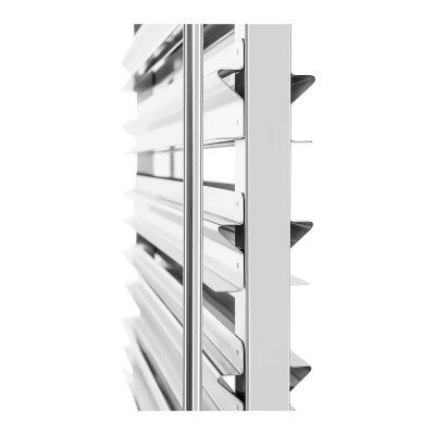 Persiana de lâminas verticais metálicas brancas com detalhes em prata