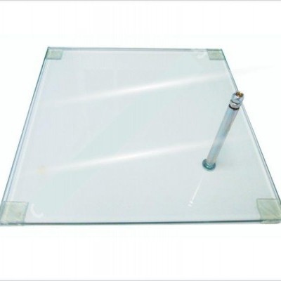 Base quadrada transparente em vidro com suporte metálico e apoios nos cantos