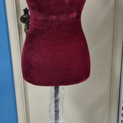 Manequim para costura em veludo vermelho bordô com suporte preto
