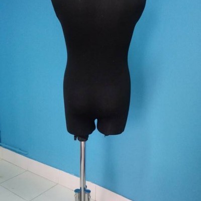 Busto de manequim preto com suporte metálico prateado