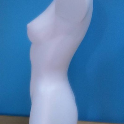 Mannequim feminino branco em fundo azul