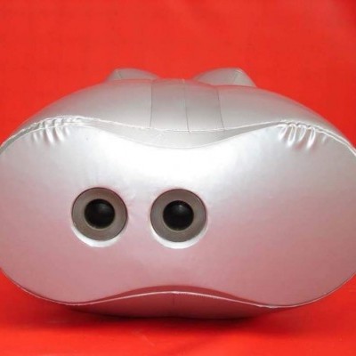 Banco ou assento prateado com duas aberturas redondas pretas