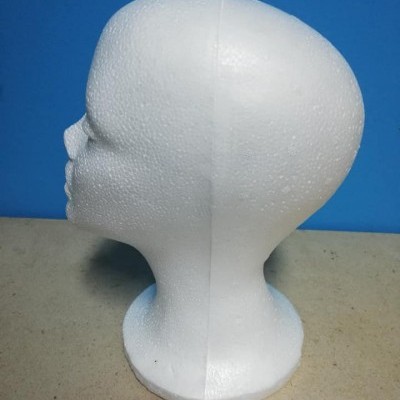 Cabeça de esferovite branca num fundo azul.