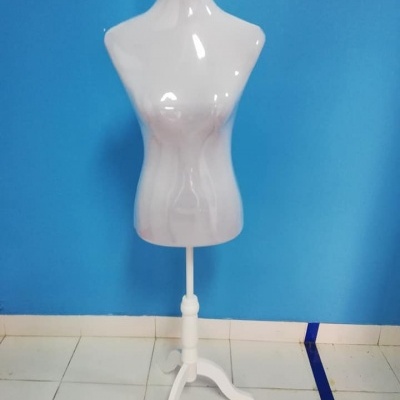 manequim feminino plástico branco suporte tripé chão azulejos