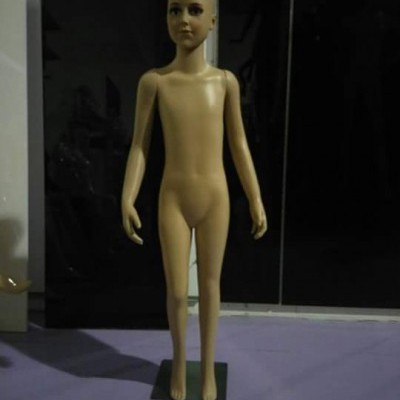 Boneco manequim infantil plástico cor pele com base negra