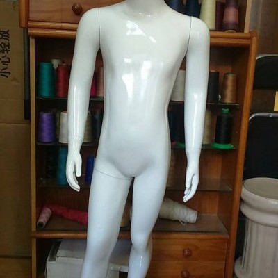 mannequim infantil branco com base circular metálica