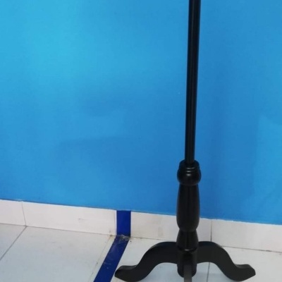 Suporte de madeira preto com base tripartida e haste vertical