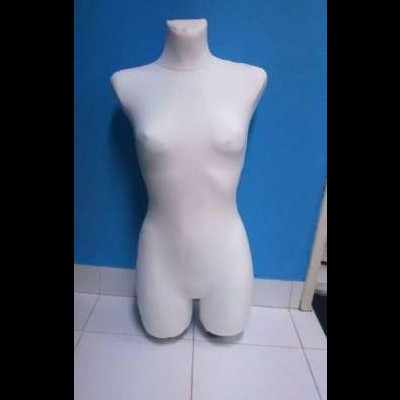 Manequim feminino branco com fundo azul