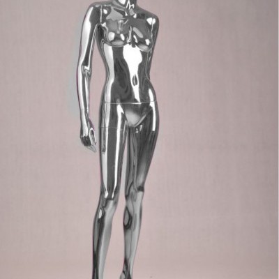 Manequim feminino prateado metálico em pose de pé