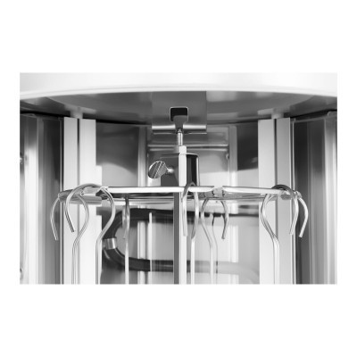 Equipamento metálico com ganchos em caixa transparente