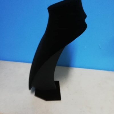 Expositor preto para bijuterias em forma de busto