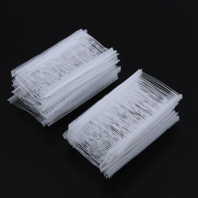 Etiquetas plásticas brancas para passar em roupa sobre superfície preta