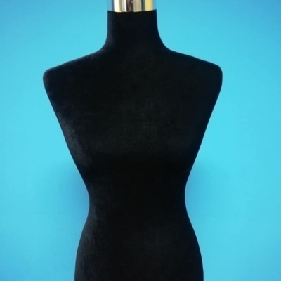 Manequim de corpo feminino em veludo preto com acabamento prateado na parte superior