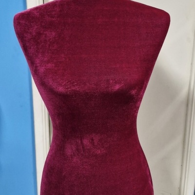 Manequim de corpo feminino vermelho vinho em veludo
