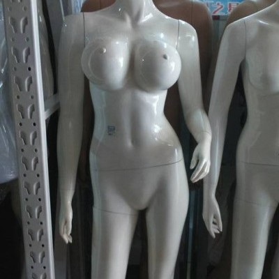 Boneca manequim feminina branca de plástico numa loja