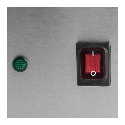 Painel metálico com botão verde e interruptor vermelho