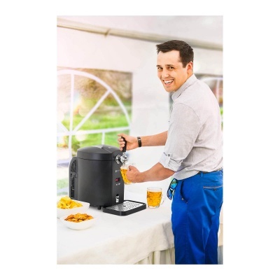 Homem servido cerveja numa máquina de chopp preta sobre mesa com petiscos.