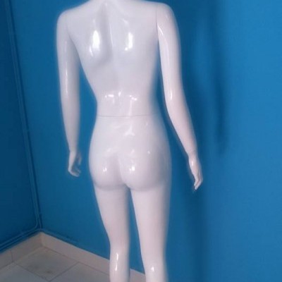 Manipulo branco de plástico com base metálica contra parede azul