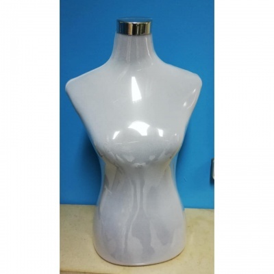 Manequim busto feminino branco com topo metálico sobre superfície bege