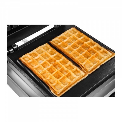 Máquina de waffles com duas folhas retangulares de waffles dourados