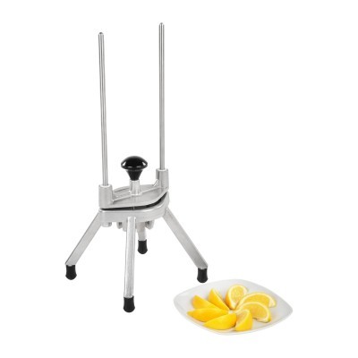 Dispositivo cortador metálico com prato branco de frutas fatiadas ao lado