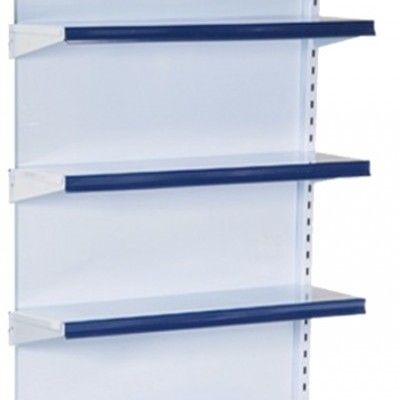 Estante metálica branca com prateleiras azuis