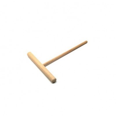 Pincel rolo de madeira com cabo longo sobre fundo branco