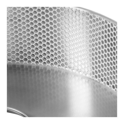 Interior de panela metálica com textura hexagonal