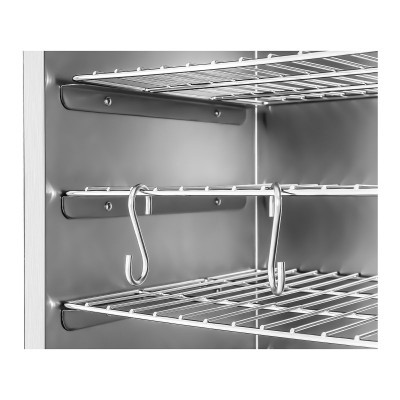 Prateleiras metálicas com ganchos em aço inox