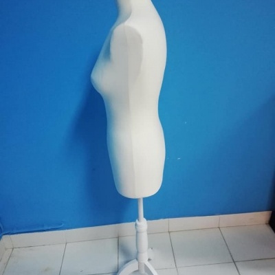 Manequim feminino branco em tecido sobre suporte de madeira branca