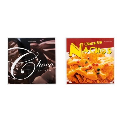 Caixas de produtos Choco Hot Fudge e Cheese Nachos lado a lado.