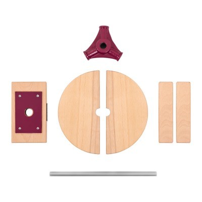 Peças desmontadas de mobiliário em madeira clara e suporte vermelho