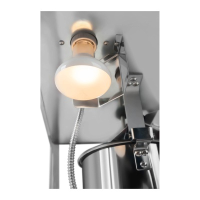 Lâmpada branca em suporte metálico cromado junto a balde metálico prateado.