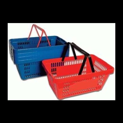 Duas cestas de compras plásticas, azul e vermelha, com pegas de cores diferentes