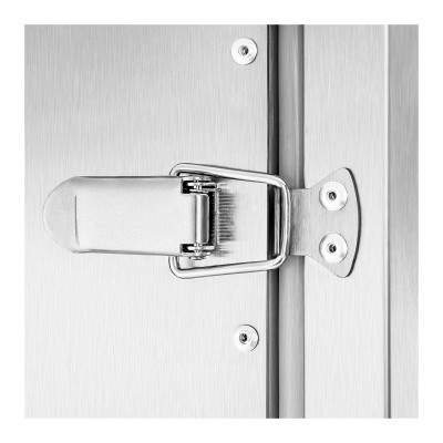 Tranca de latão cromada para caixa montada em superfície metálica prateada