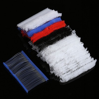 Conjunto de cabides coloridos em plástico on fundo preto