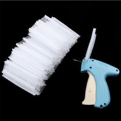 Pistola de etiquetagem azul e bege com agulha e fixadores brancos