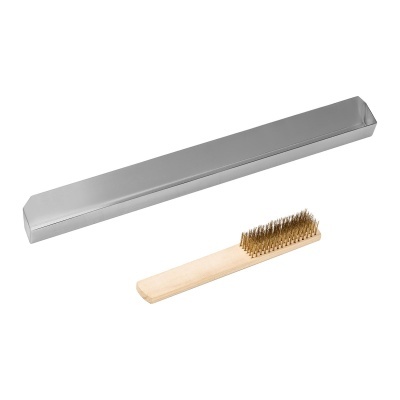 Escova de limpeza com cabo de madeira e cerdas metálicas douradas com caixa prateada