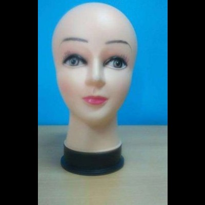 Cabeça de manequim feminina com maquilhagem sobre base preta