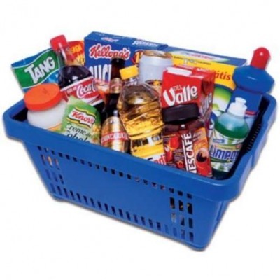 Cesto azul com produtos alimentares e de limpeza variados
