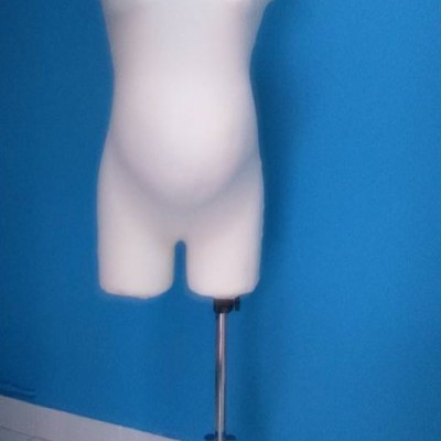 Manequim branco para grávidas com suporte metálico