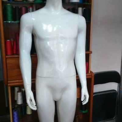 Maniquim de plástico branco em ambiente com cones de linha coloridos