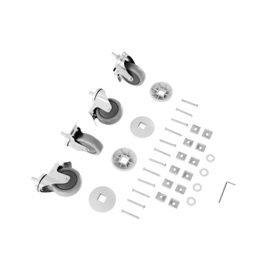 Conjunto de quatro rodas giratórias com parafusos e ferramentas sobre fundo branco