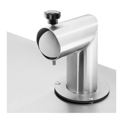 Suporte metálico prateado com manípulo preto fixado numa superfície plana