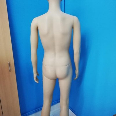 Manipulo masculino bege visto de costas em espaço interior com paredes azuis.