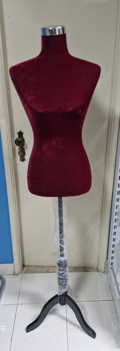 Manequim de costura em veludo vermelho com base de madeira preta