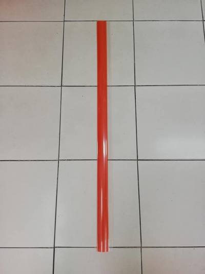 Barra longa de plástico vermelho sobre chão de azulejos brancos