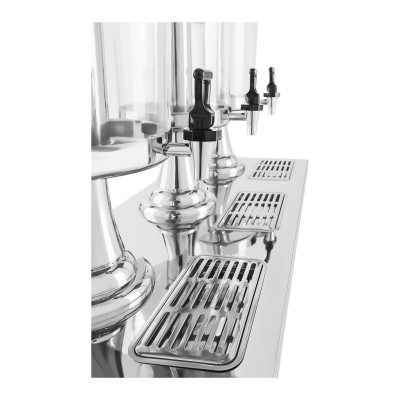 Dispensadores metálicos prateados com torneiras pretas e bandejas de gotejamento